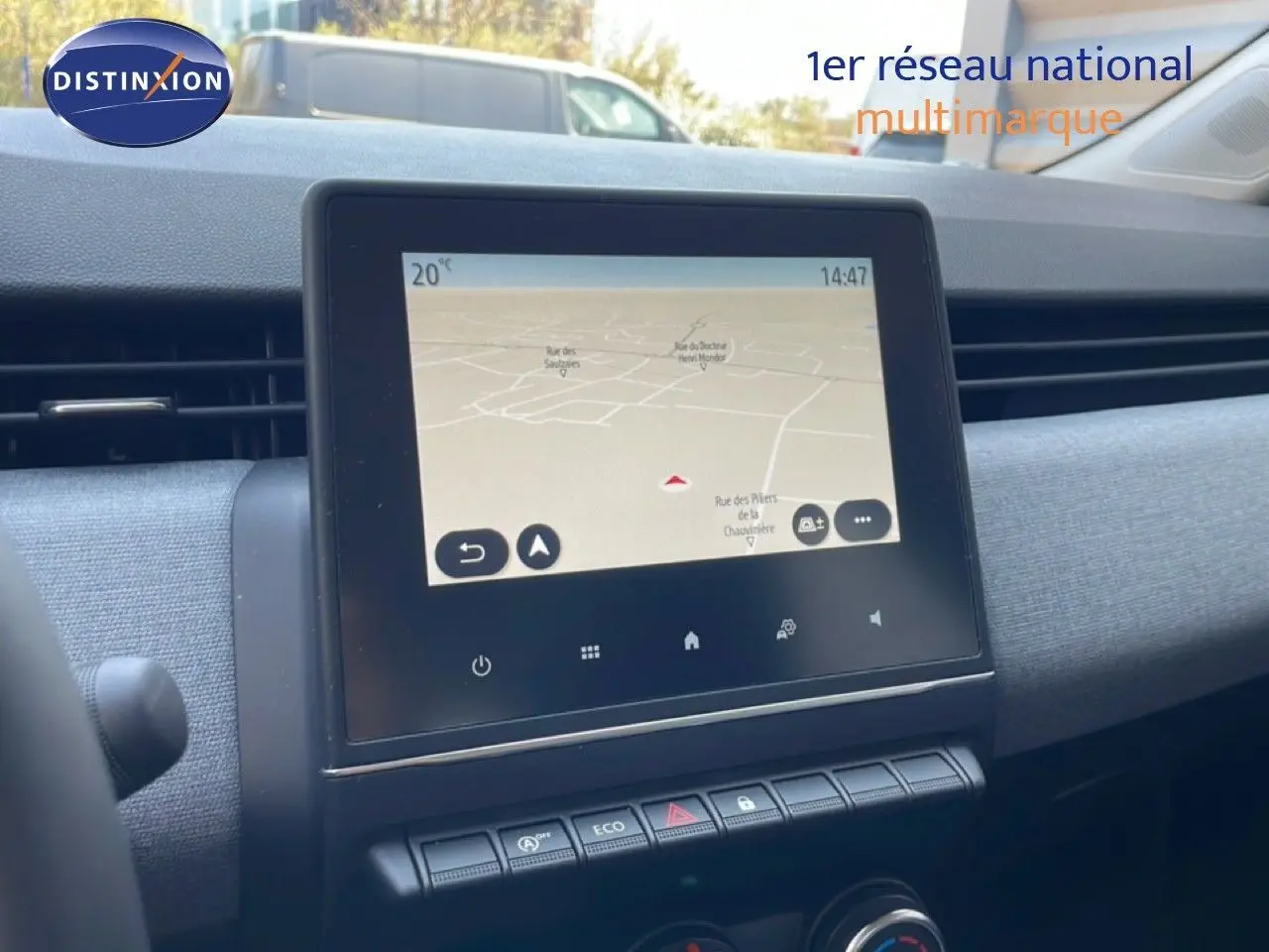 Écran tactile central avec navigation GPS dans l’habitacle de la Renault Clio rouge flamme, vue de face intérieure.