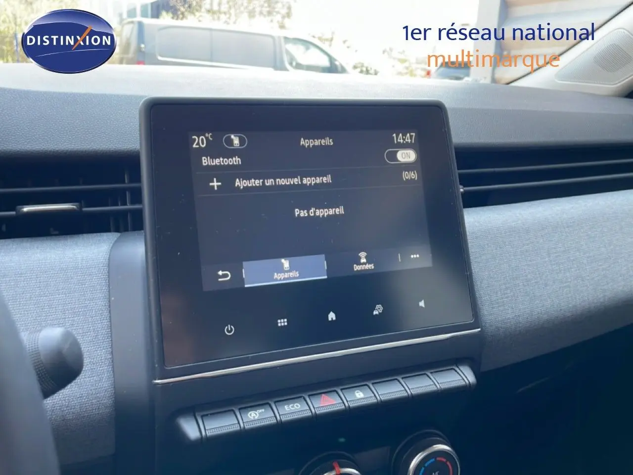 Vue intérieure centrée sur l'écran tactile du tableau de bord de la Renault Clio 2025, finition tissu gris.