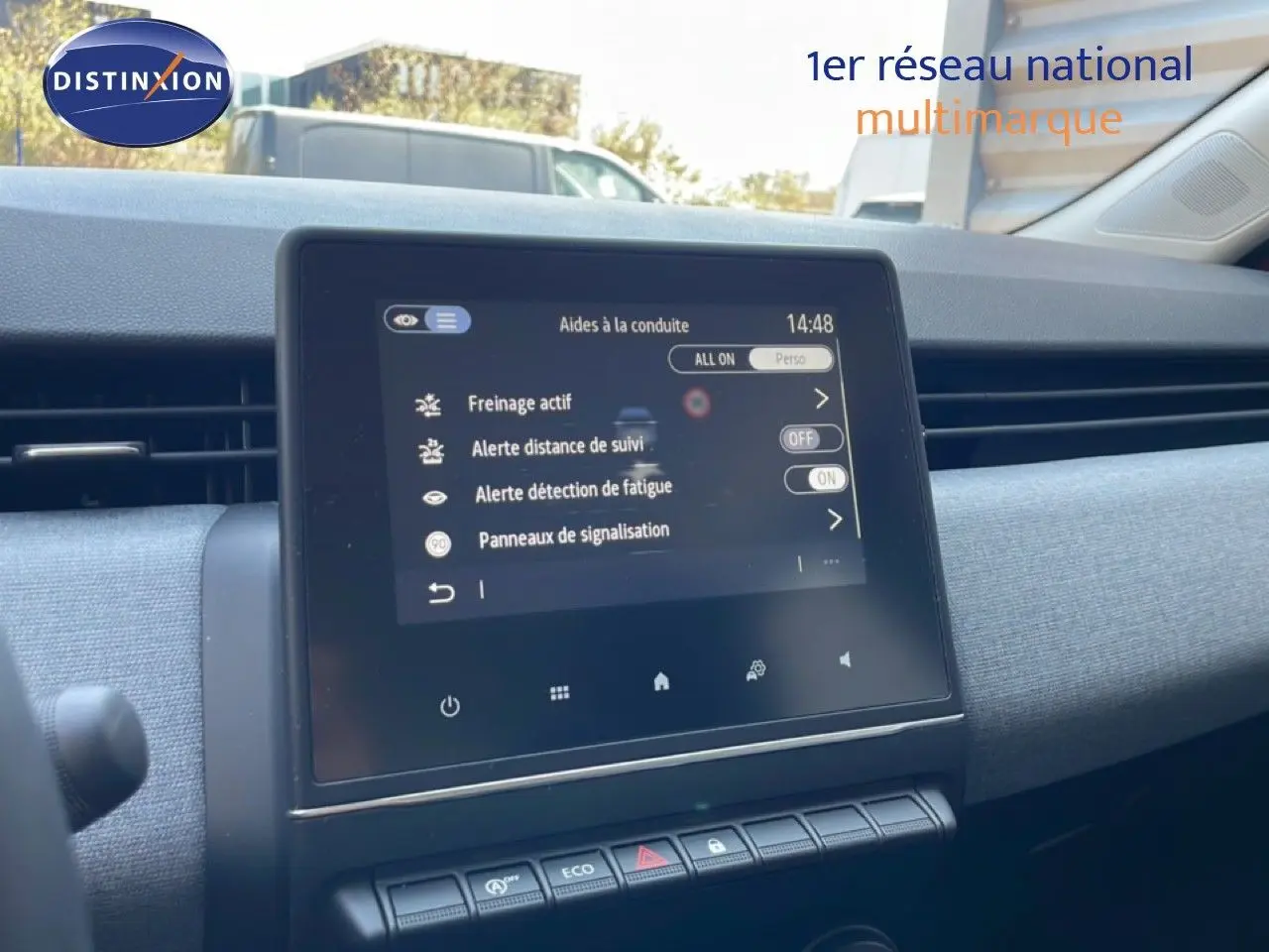 Écran tactile central affichant les aides à la conduite dans l'habitacle d'une Renault Clio 2025.