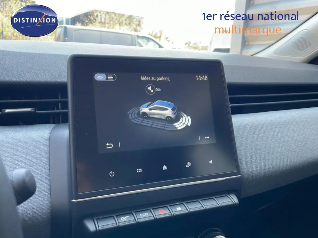 Écran tactile central montrant l'aide au parking dans l'habitacle d'une Renault Clio 2025, vue de face.