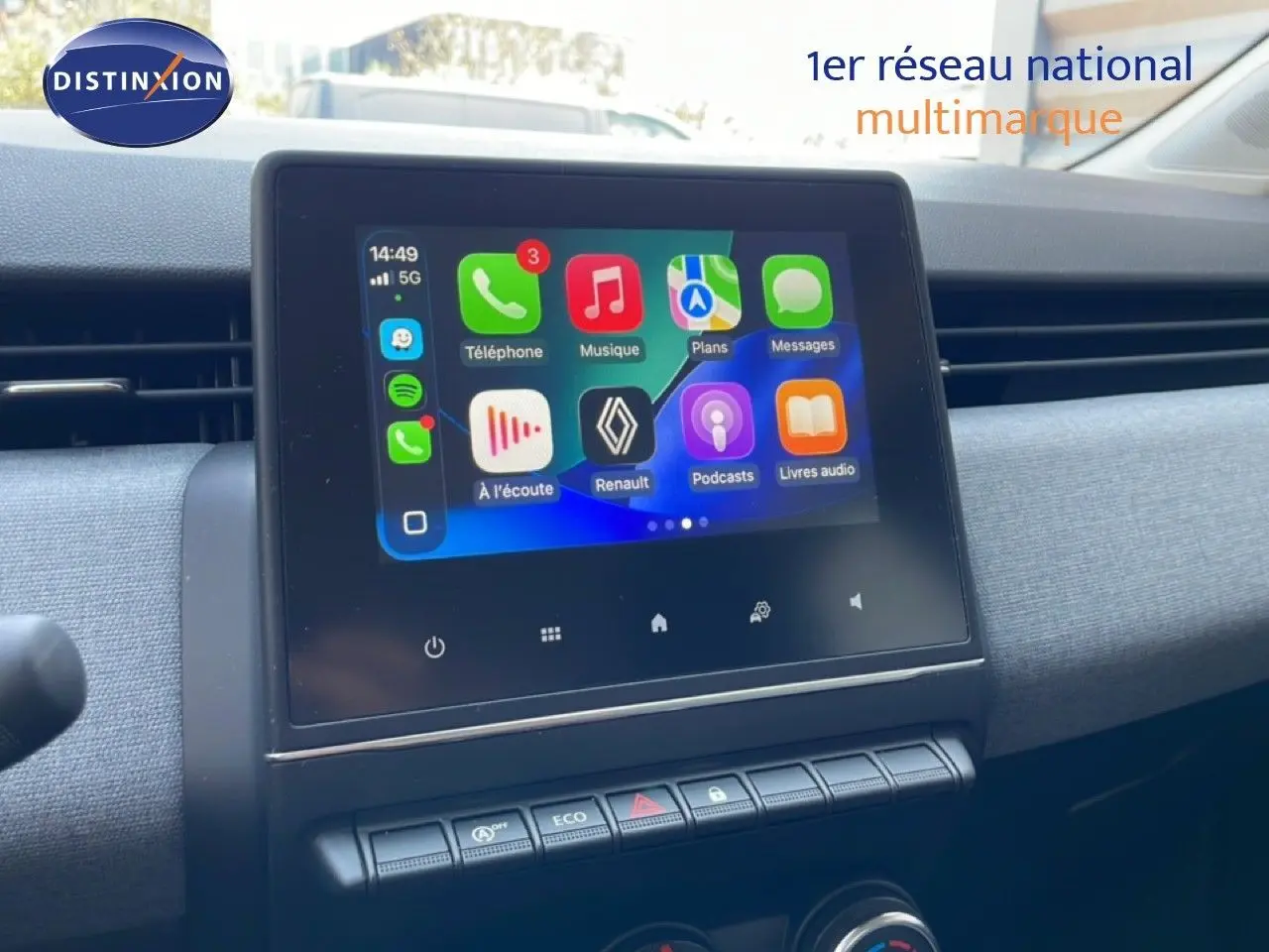 Écran tactile central de la Renault Clio V BluedCi 100ch Evolution, vue rapprochée du tableau de bord intérieur.