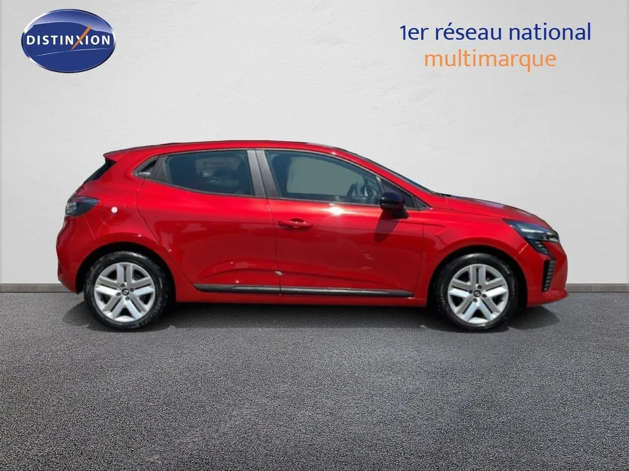 Profil droit d'une Renault Clio rouge flamme métallisée, compacte et moderne, sur fond neutre extérieur.
