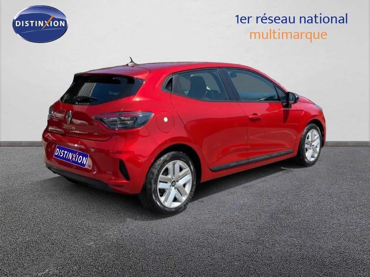 Renault Clio rouge flamme métal vue 3/4 arrière droit, soulignant ses lignes fluides et ses jantes argentées.