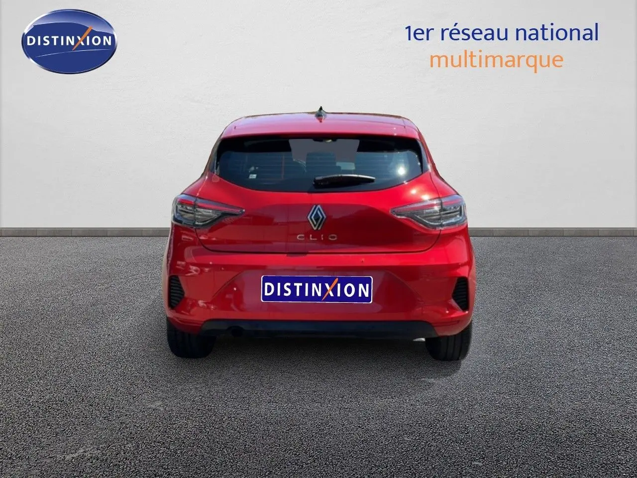 Vue arrière de la Renault Clio rouge flamme métal 2025, soulignant ses feux modernes et son design compact.