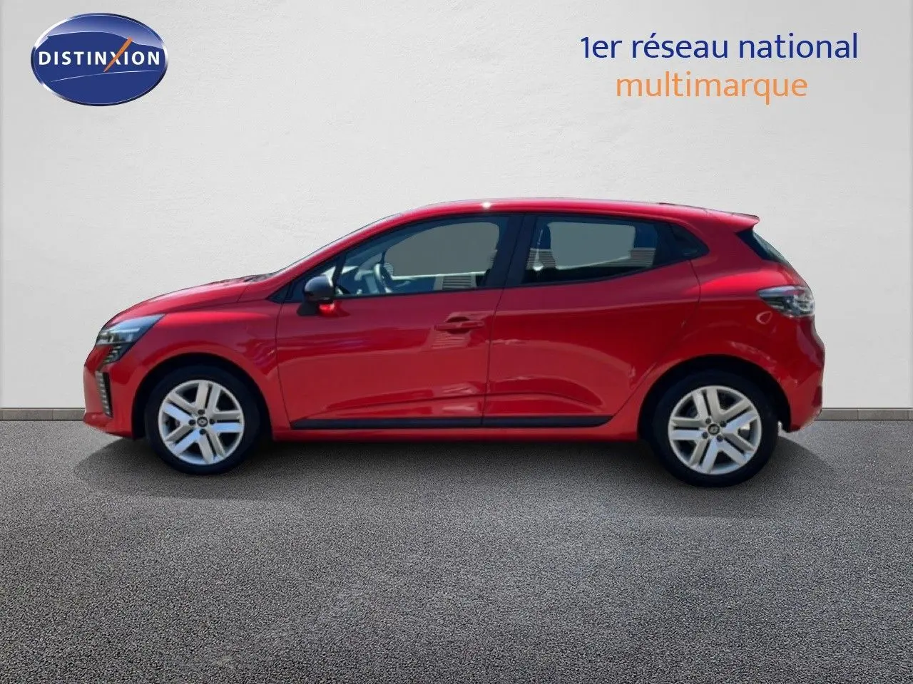 Profil droit d'une Renault Clio 2025 rouge flamme métal, compacte et moderne, sur fond neutre extérieur.