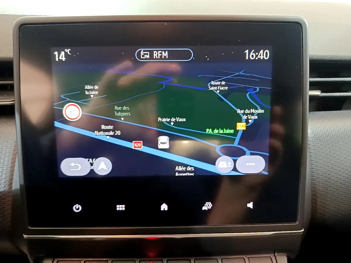 Écran tactile central du tableau de bord de la Renault Clio Business blanche, affichant la navigation GPS en 3D.