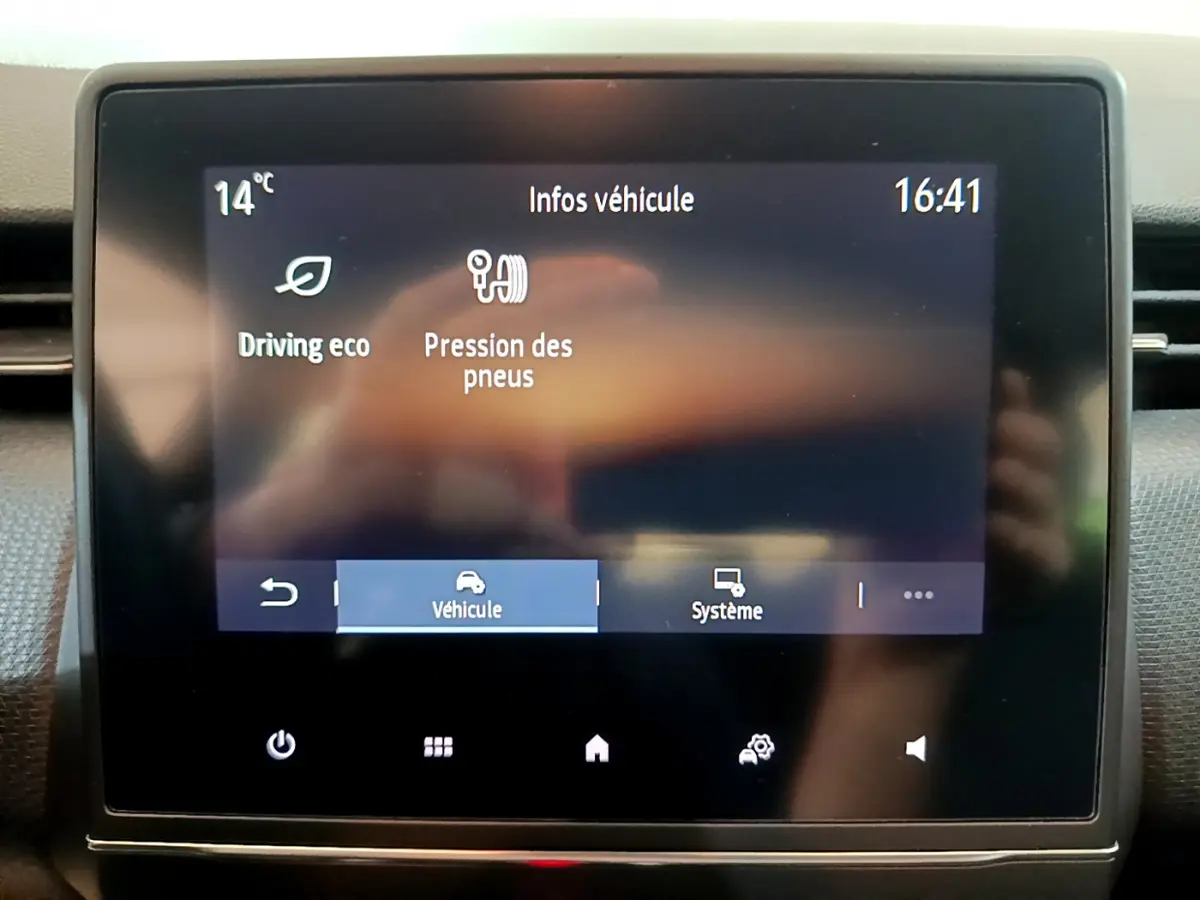 Écran tactile central de la Renault Clio Business blanc 2021 affichant les infos véhicule et pression des pneus.