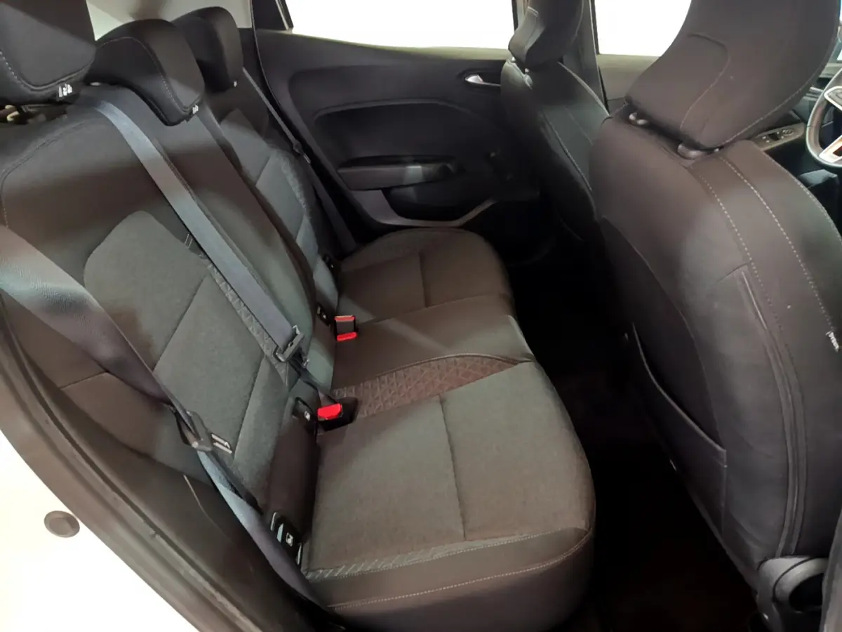 Vue intérieure arrière côté gauche de la Renault Clio Business SCe 65 2021 avec sièges tissu noir et ceintures grises.