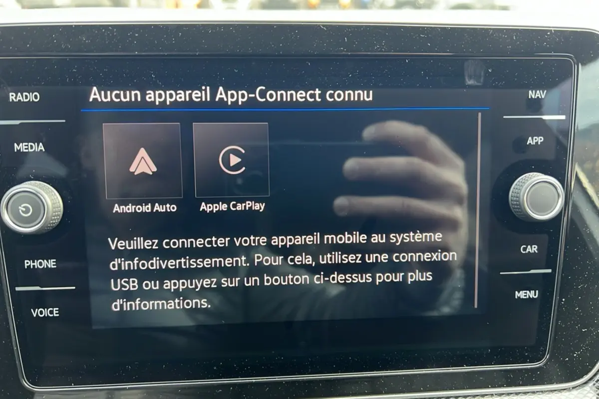 Écran tactile du système multimédia Volkswagen T-Cross gris argent, affichant la connexion Android Auto et Apple CarPlay.