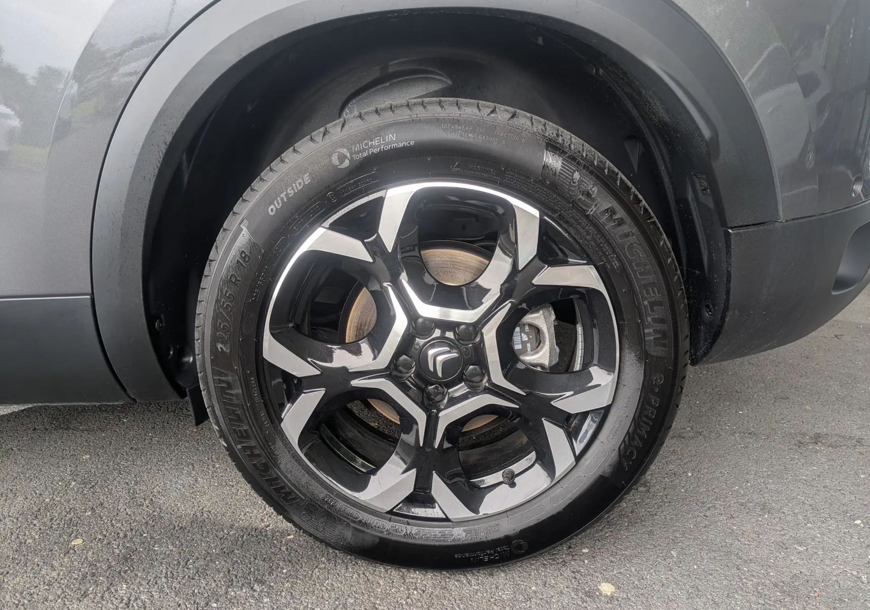 Gros plan sur la roue avant droite du Citroën C5 Aircross gris platinium, avec jante alliage biton 18 pouces et pneu Michelin.