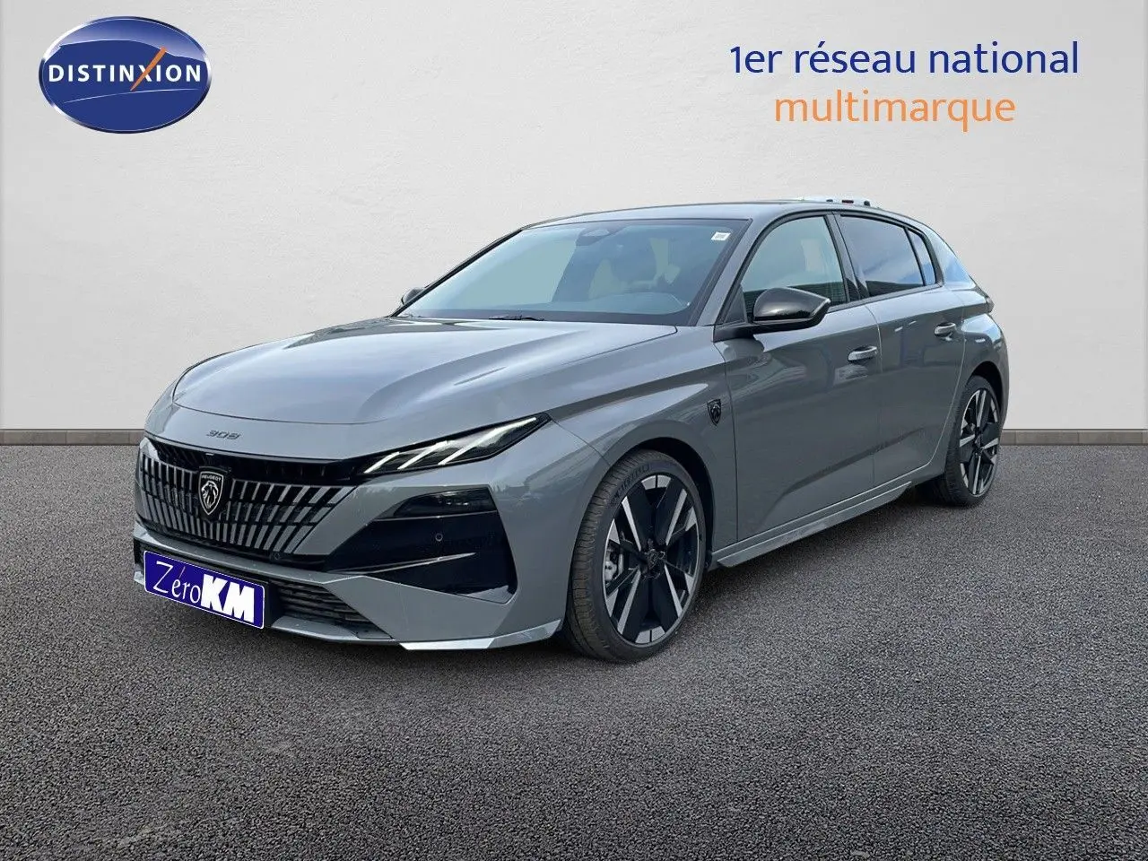 Vue 3/4 avant droite d'une Peugeot 308 gris selenium métallisé avec calandre noire et jantes alliage bicolores.