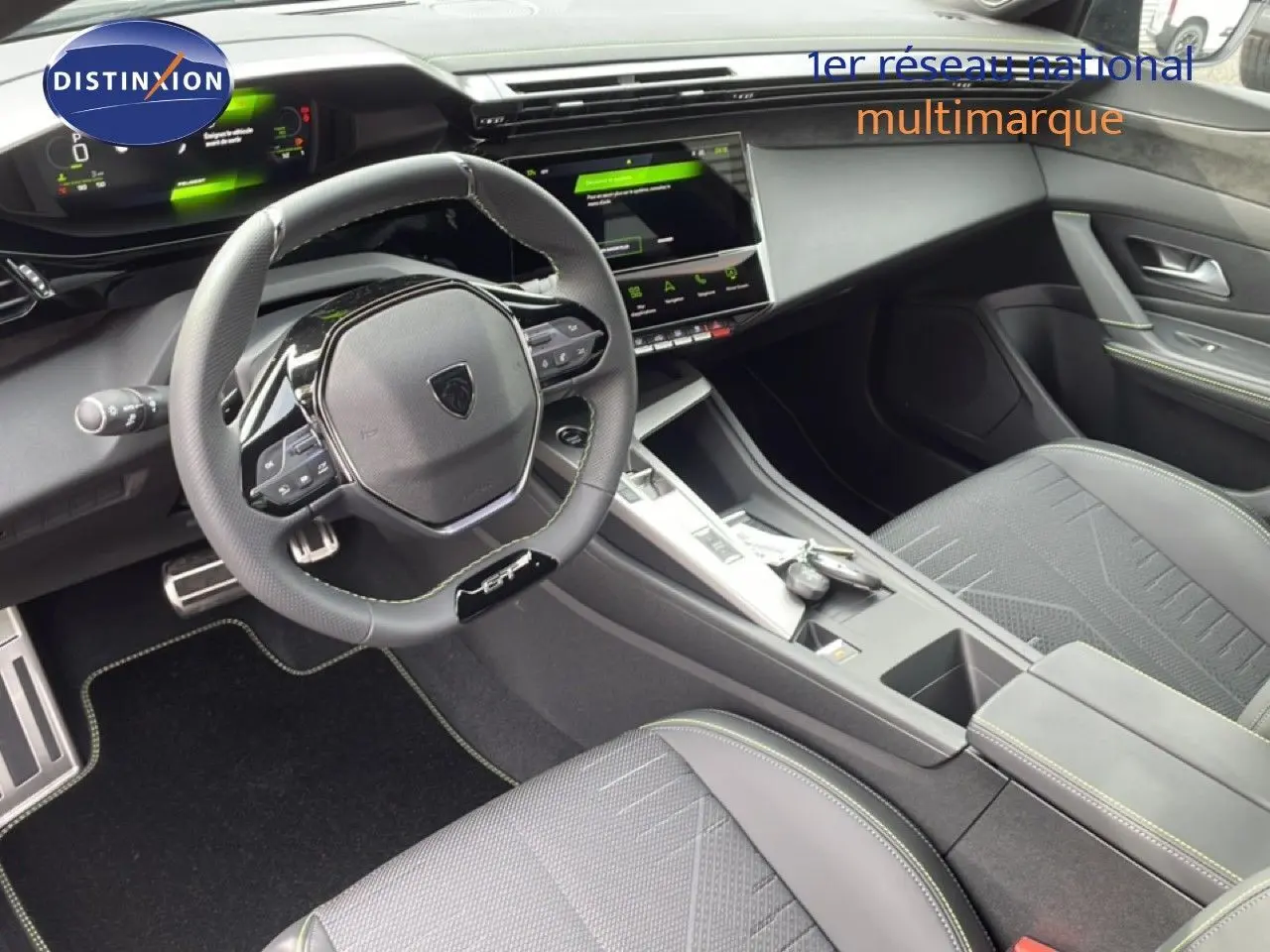 Vue intérieure côté conducteur de la Peugeot 308 1.2 Hybrid 145ch GT avec volant cuir noir et tableau de bord digital.
