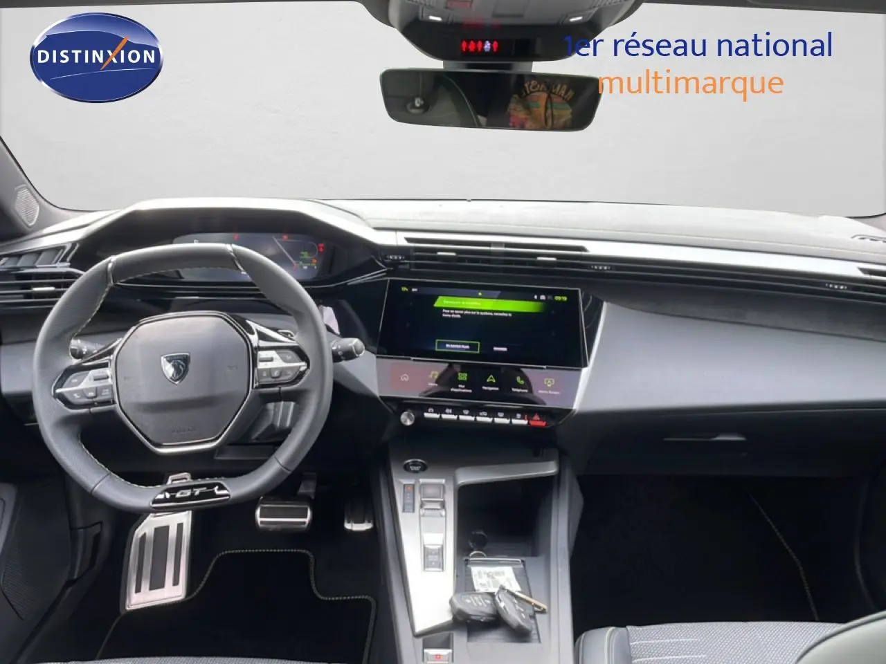 Vue intérieure avant du Peugeot 308 gris Selenium Metal, mettant en valeur le volant GT, l'écran tactile et la console centrale moderne.