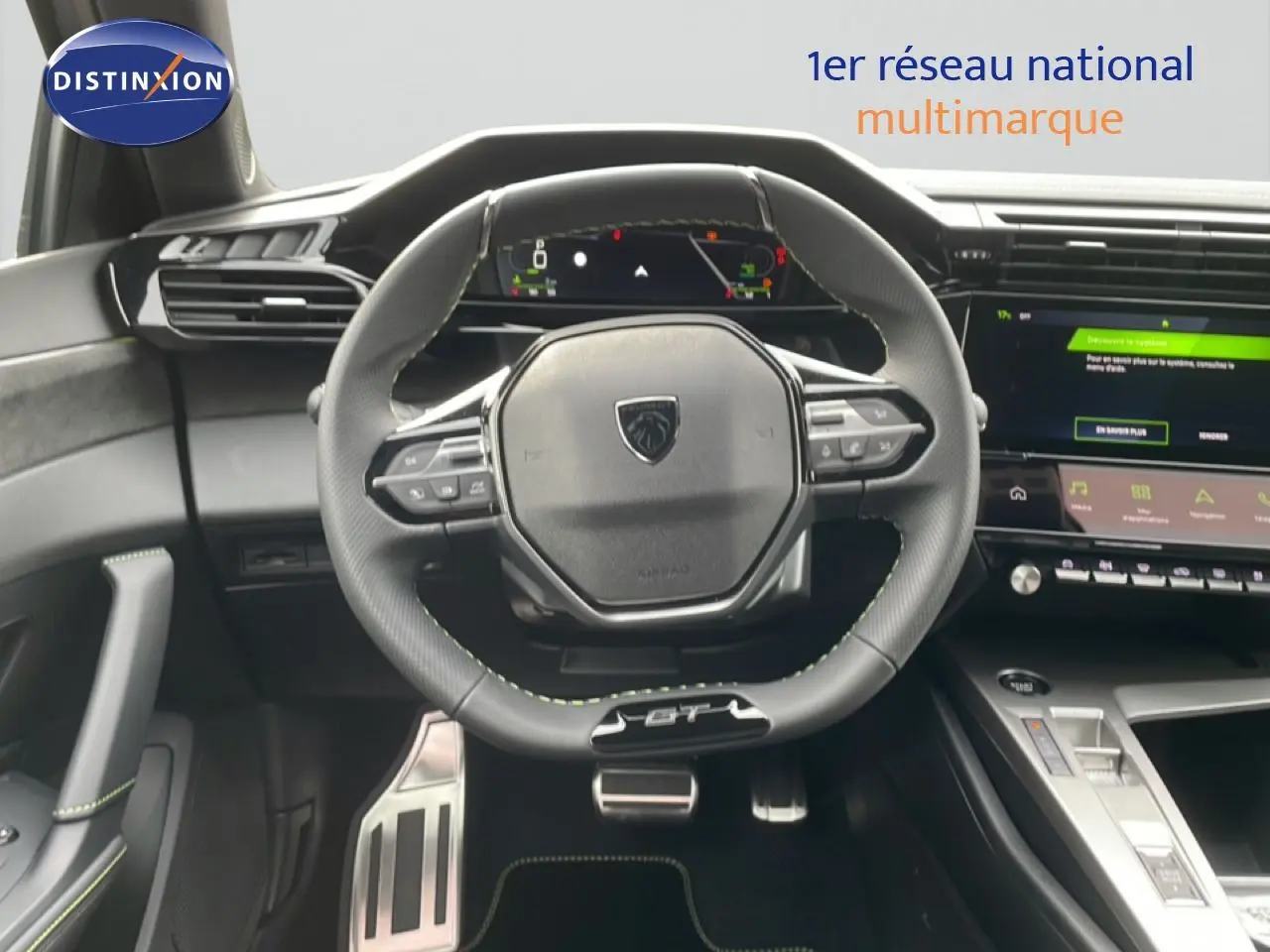 Vue intérieure centrée sur le volant GT et le tableau de bord numérique de la Peugeot 308 gris Selenium 2026.