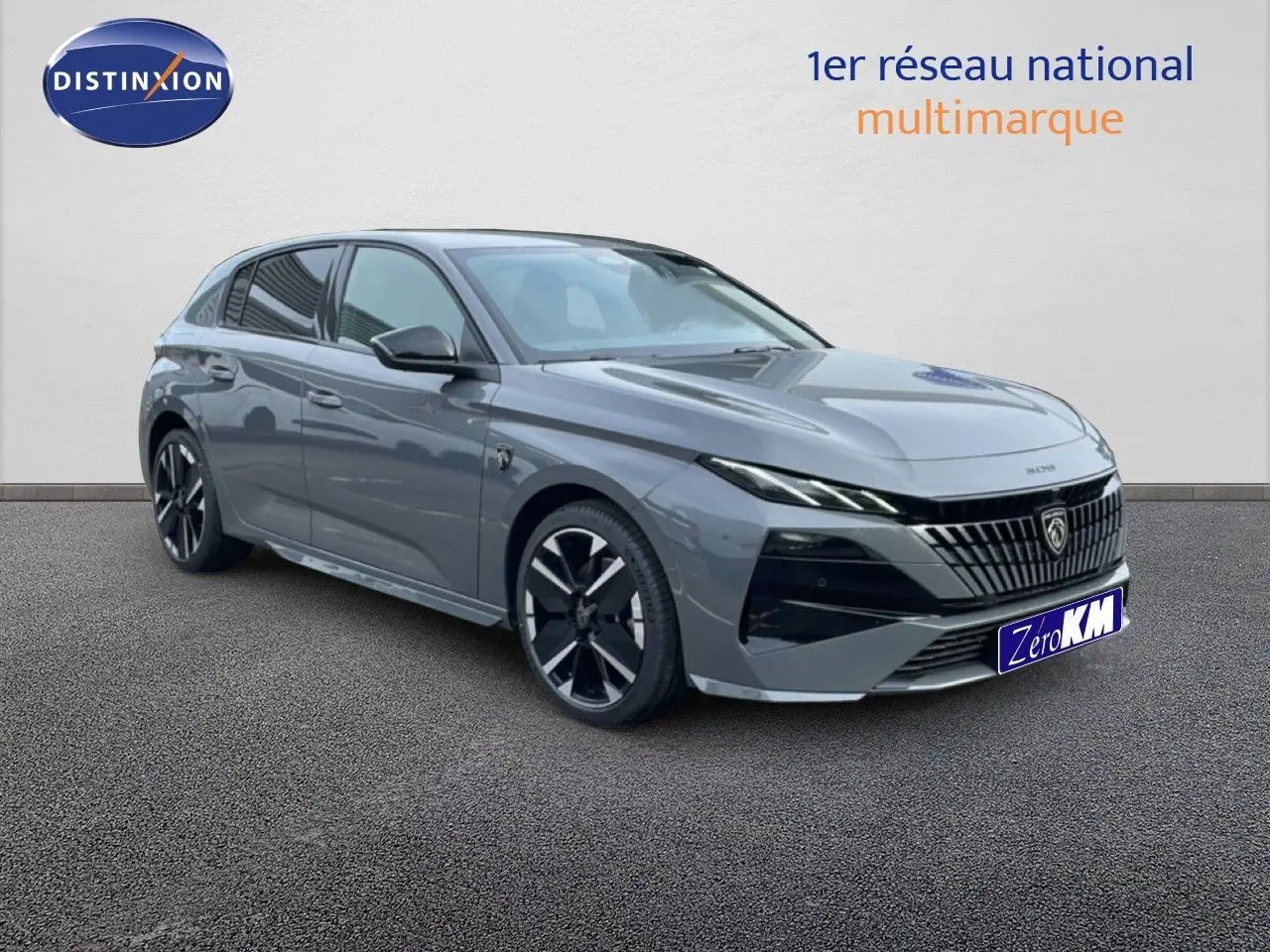 Peugeot 308 1.2 Hybrid gris selenium métal vue 3/4 avant droit avec jantes noires distinctives.