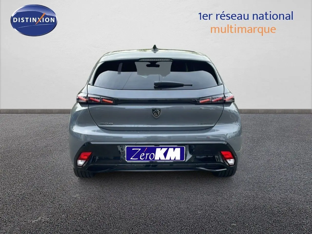 Vue arrière d'une Peugeot 308 1.2 Hybrid 145ch GT gris selenium metal avec feux LED et logo central.