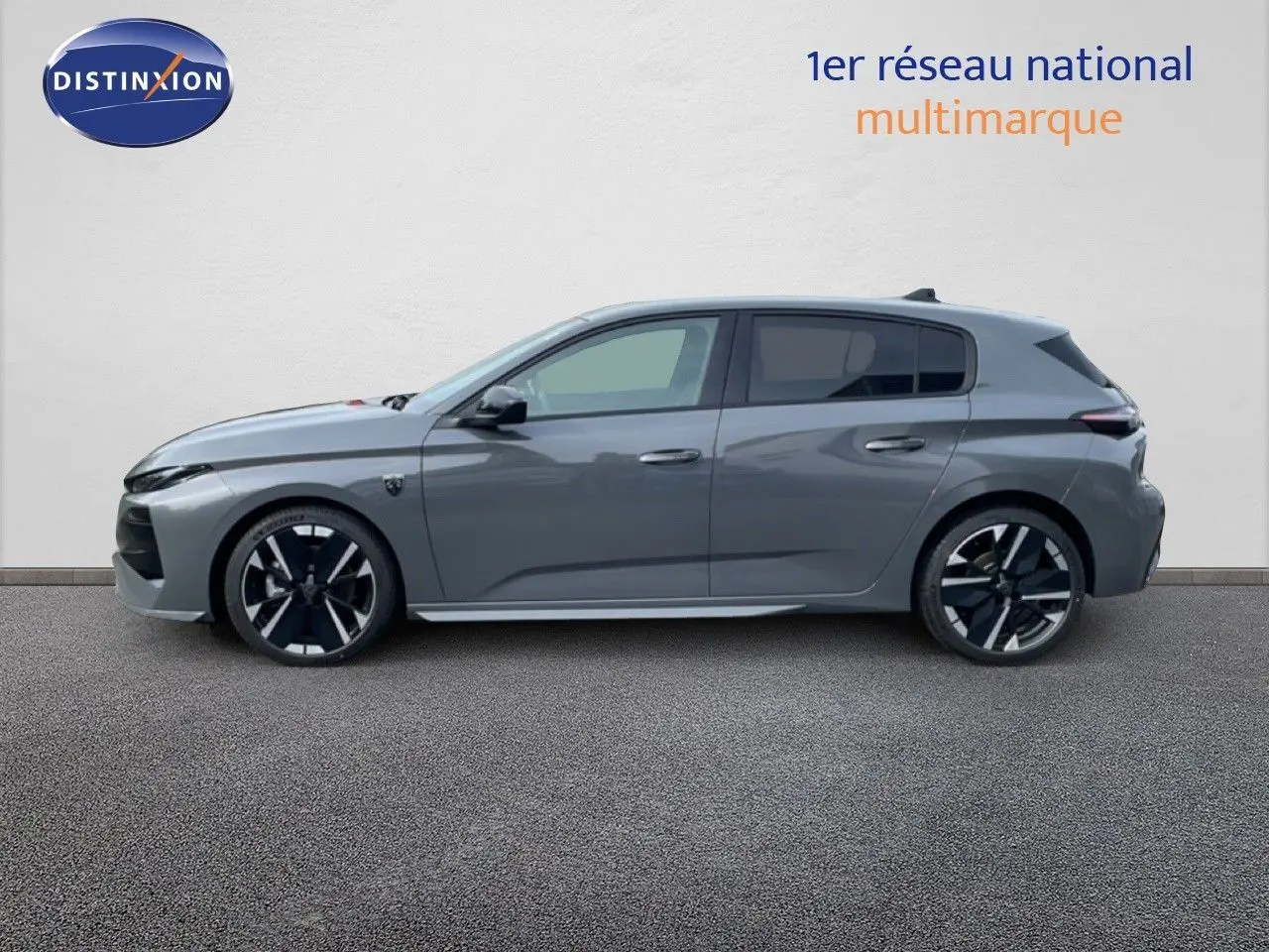 Profil côté gauche d'une Peugeot 308 1.2 Hybrid 145ch GT gris selenium metal avec jantes noires et détails modernes.