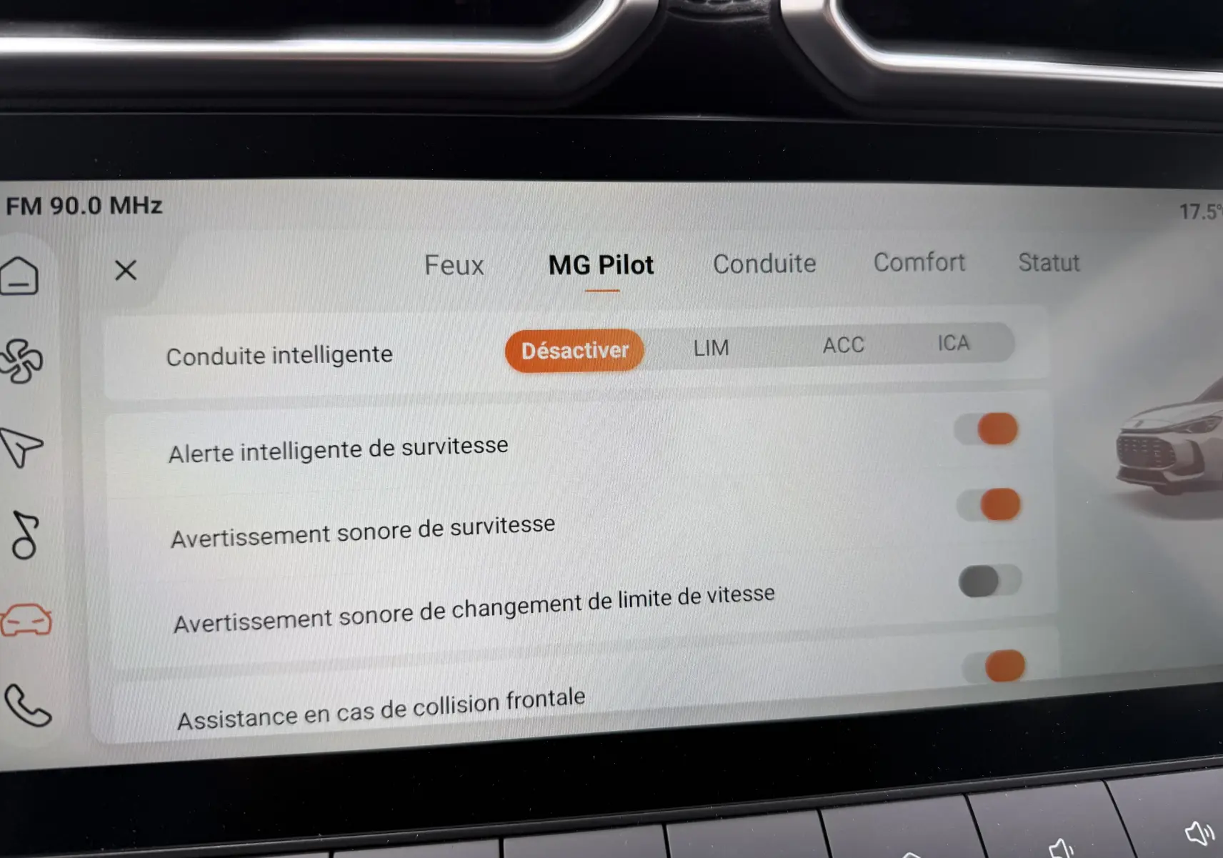 Écran tactile intérieur du MG ZS 1.5 Hybrid+ 2026 montrant les options d’aide à la conduite MG Pilot en français.