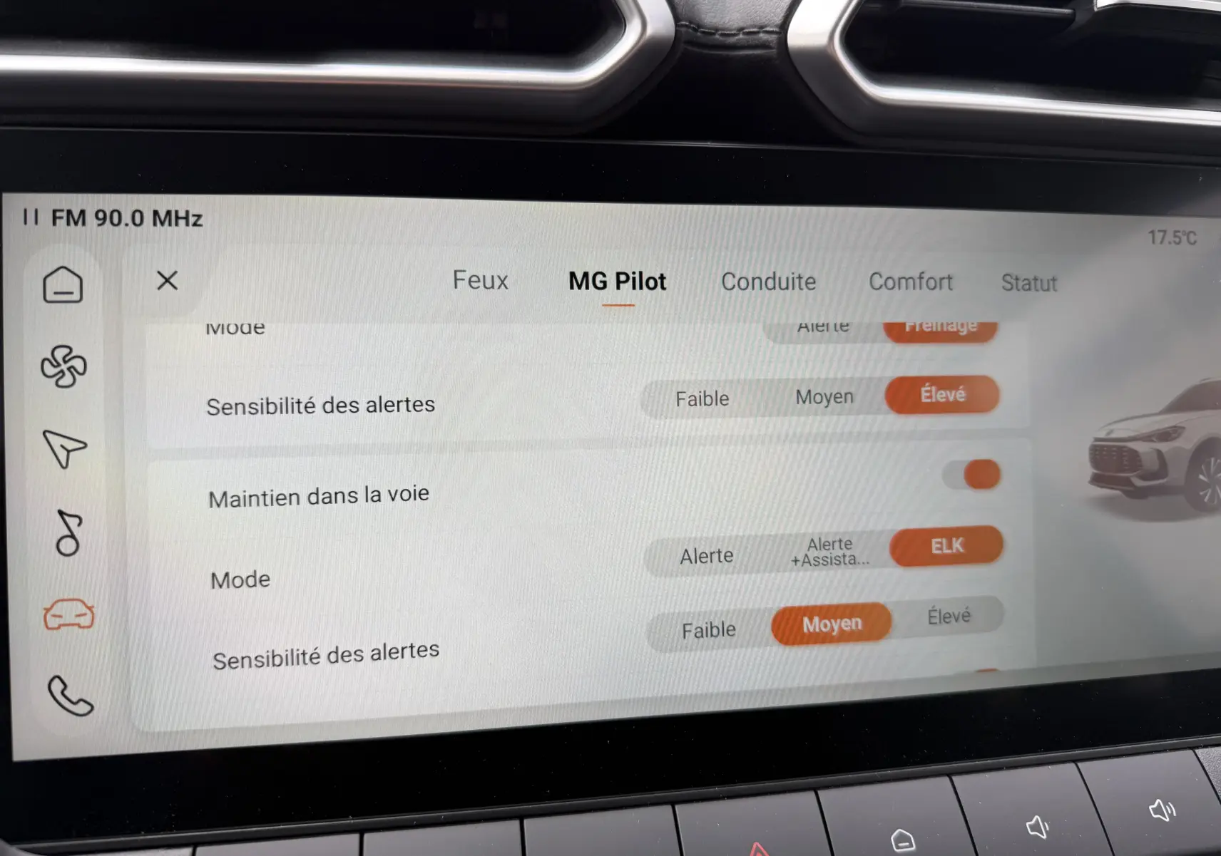 Écran tactile du système MG Pilot dans un MG Motor ZS 1.5 Hybrid+ 197 Luxury, affichant les réglages d'alerte et maintien de voie.