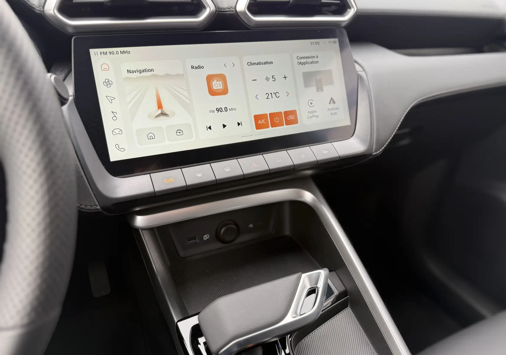 Vue intérieure du tableau de bord et console centrale du MG Motor ZS 1.5 Hybrid+ 197 Luxury, avec écran tactile et levier de vitesses moderne.