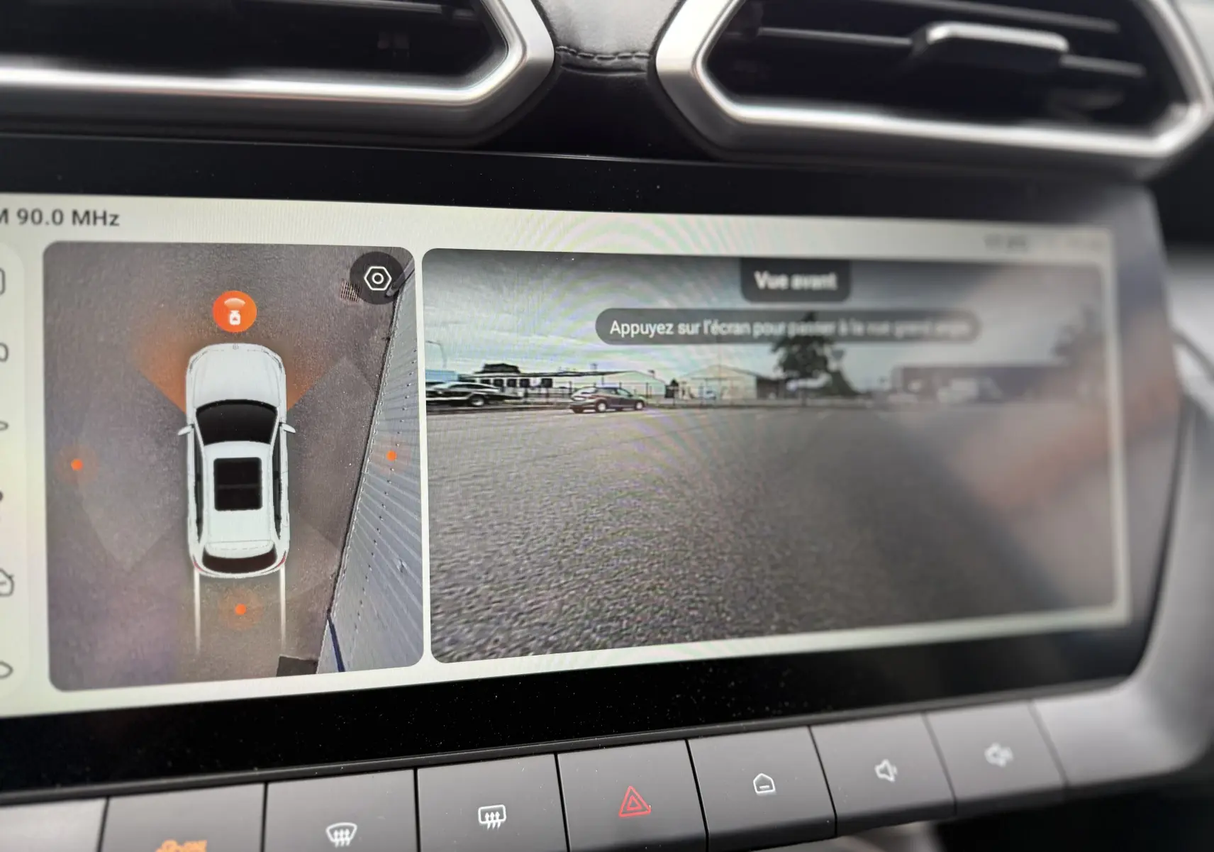 Écran tactile intérieur montrant la caméra 360° et la vue avant du MG Motor ZS 1.5 Hybrid+ 2026 en Cosmic Silver.