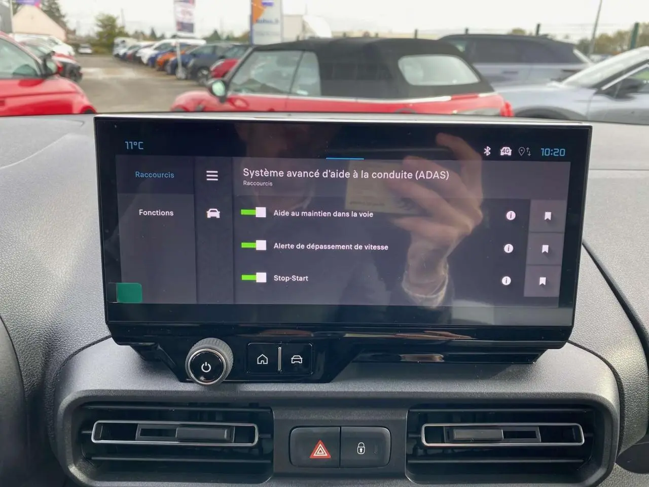 Écran tactile du système d’aide à la conduite du Citroën Berlingo blanc, vue intérieure frontale du tableau de bord.
