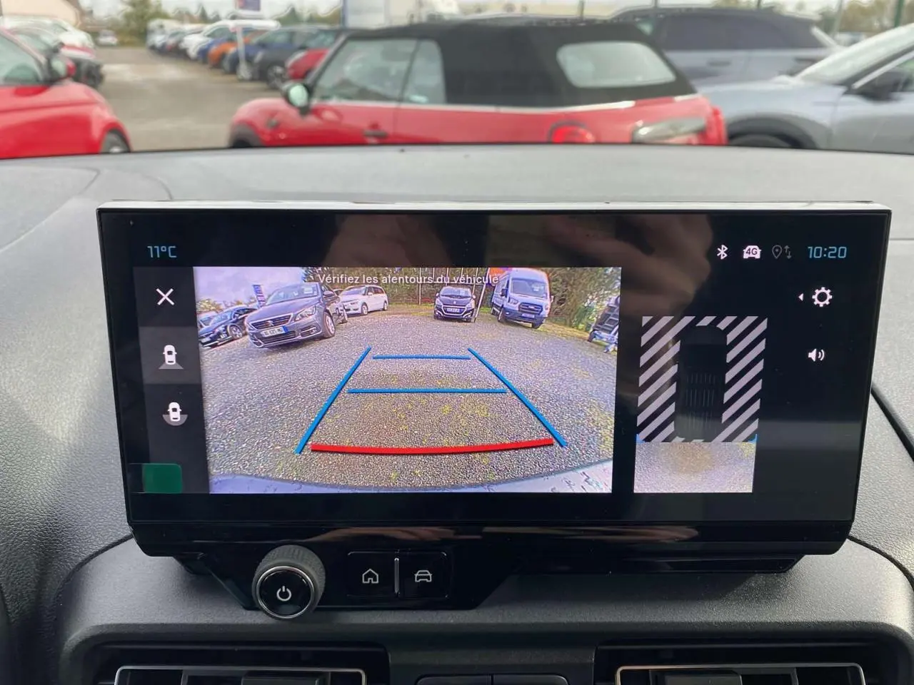 Écran central du Citroën Berlingo Multispace 2025 montrant la caméra de recul avec lignes de guidage colorées.
