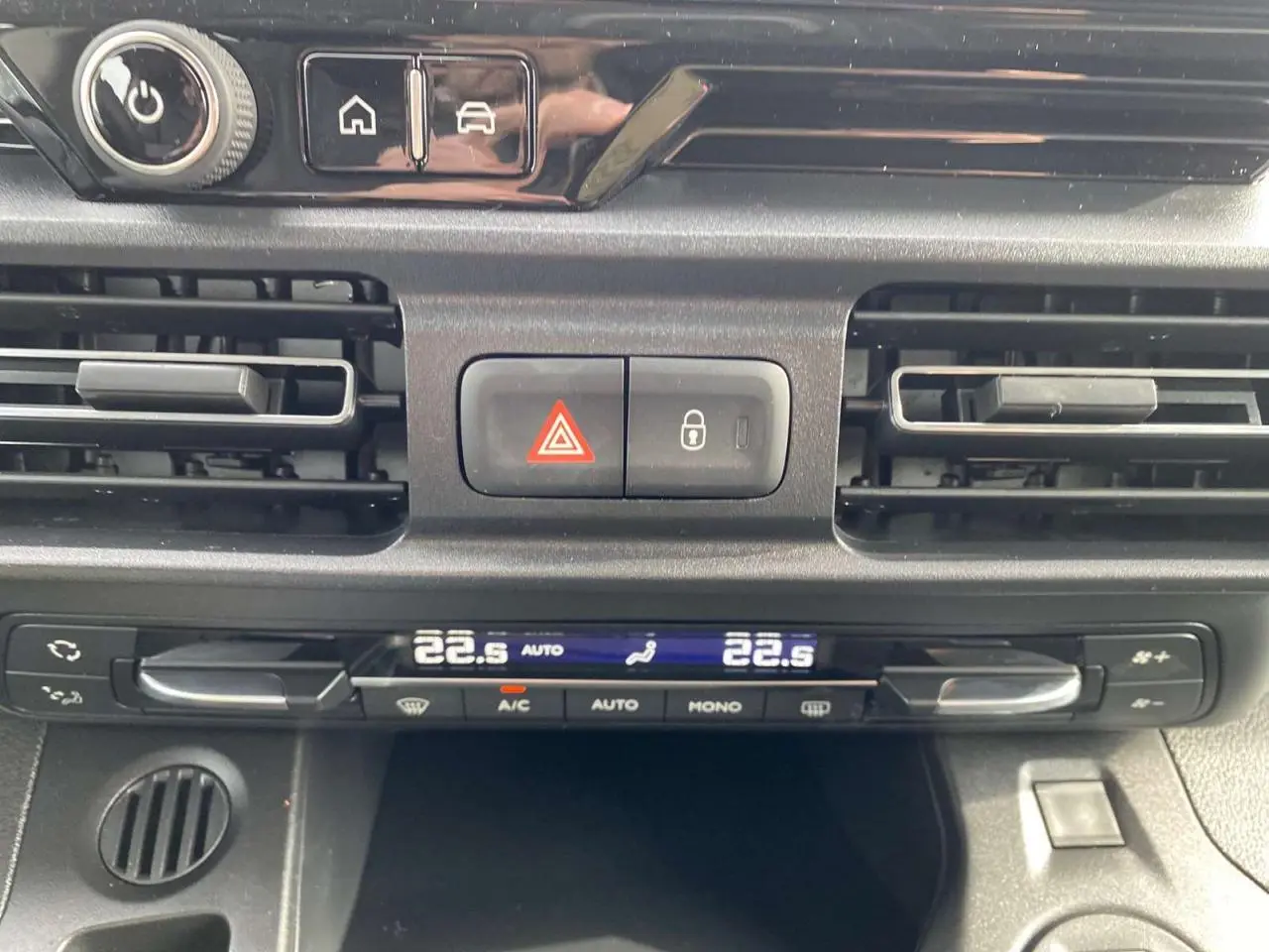Détail du tableau de bord du Citroën Berlingo Multispace 2025, montrant la climatisation digitale à 22,5°C.