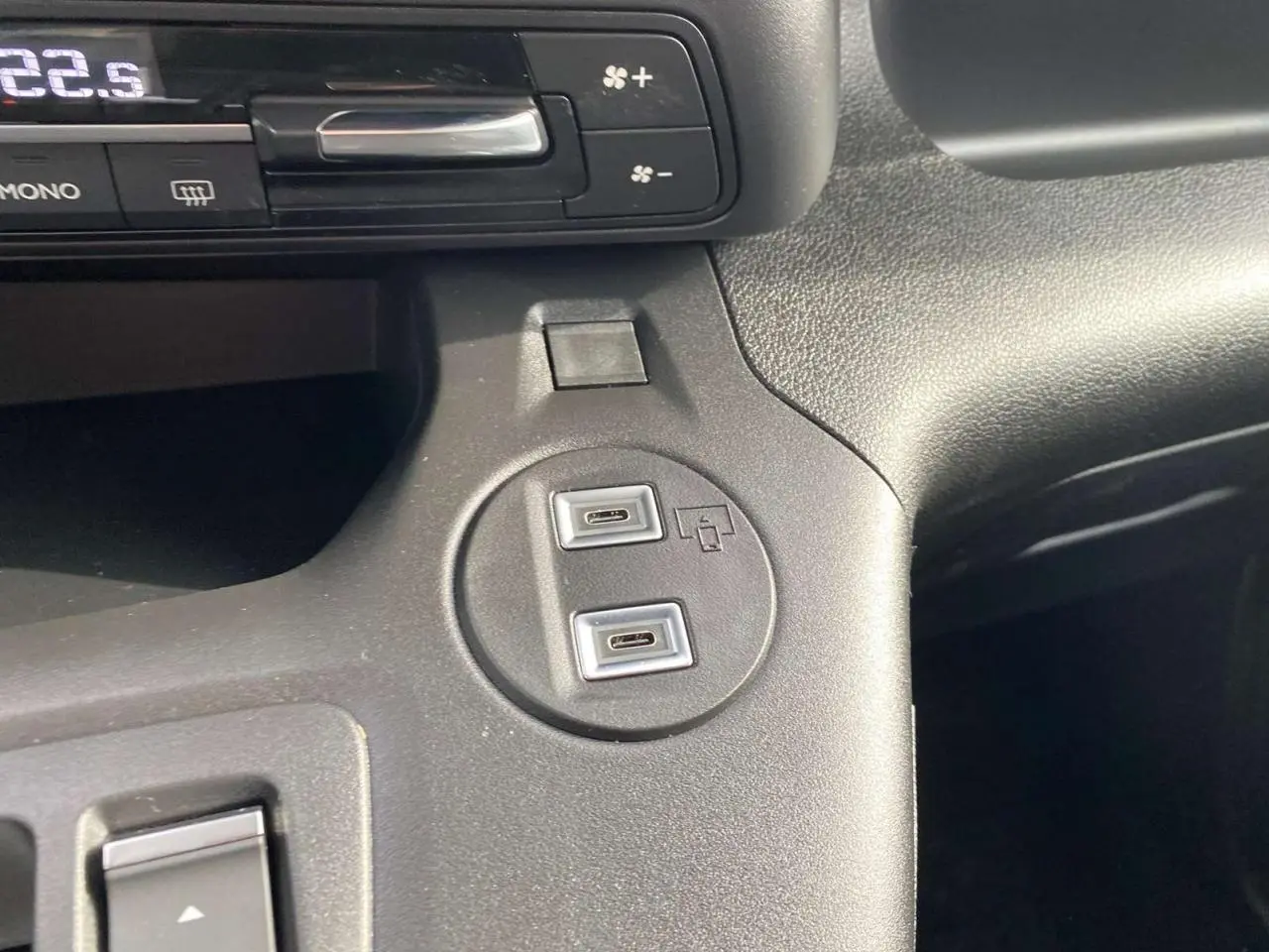 Détail intérieur du tableau de bord du Citroën Berlingo 2025 Multispace, montrant deux ports USB-C côte à côte.