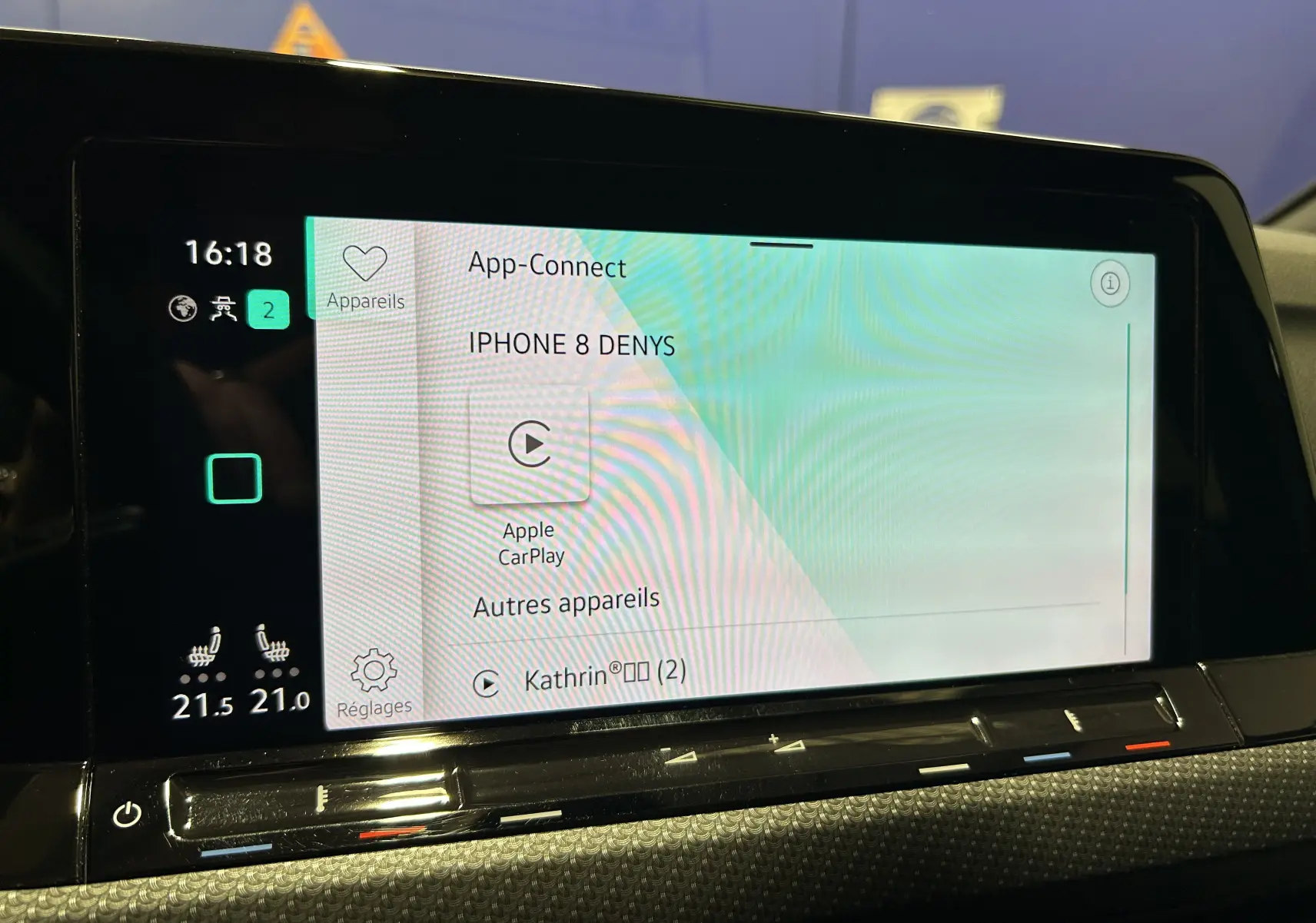 Écran tactile central de la Volkswagen Golf VIII eTSI 150CH R-Line affichant la connexion Apple CarPlay.