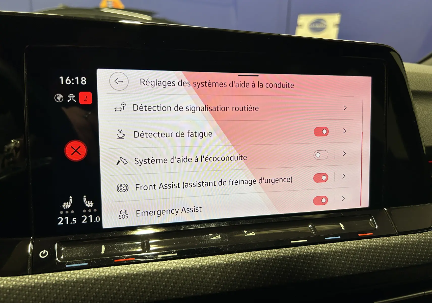 Écran tactile intérieur de la Volkswagen Golf VIII eTSI affichant les réglages des aides à la conduite.