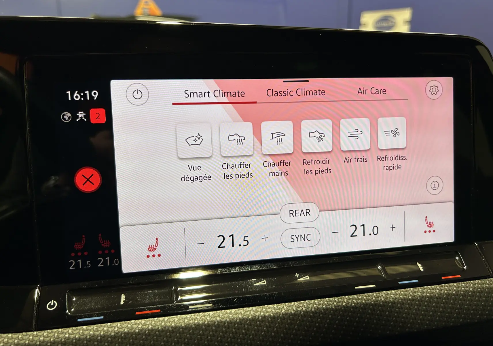 Écran tactile central de la Volkswagen Golf VIII eTSI noir métal, affichant les réglages de climatisation intelligente.