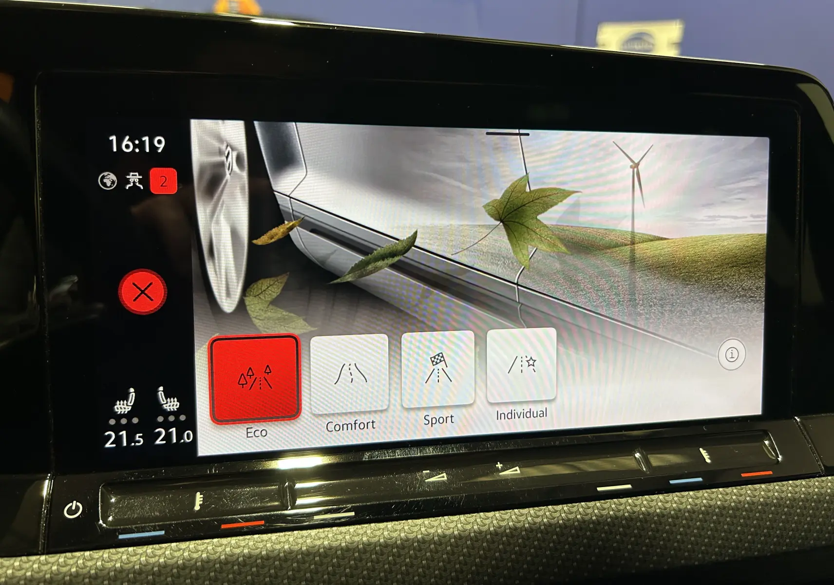 Écran tactile intérieur de la Volkswagen Golf VIII eTSI 150CH R-Line montrant les modes de conduite dont Eco activé.