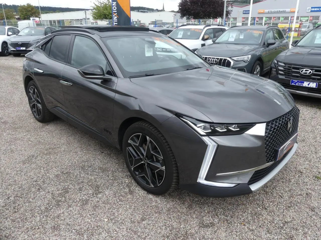 DS4 Cross Rivoli gris métallisé vue 3/4 avant droit avec calandre DS Wings et jantes alliage 19 pouces.