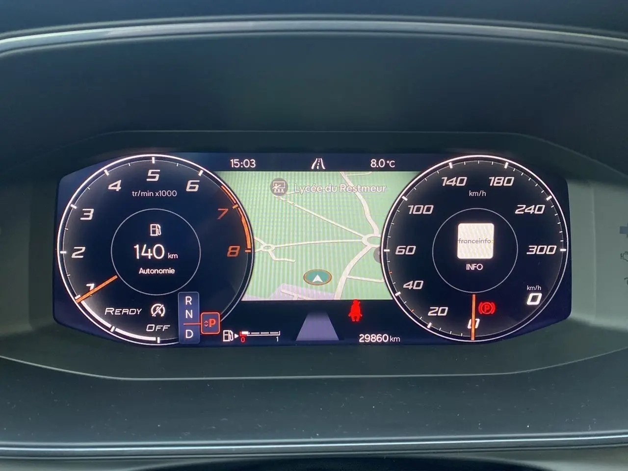 Tableau de bord numérique de la CUPRA Leon 2023, affichage vitesse, compte-tours et navigation centrale.