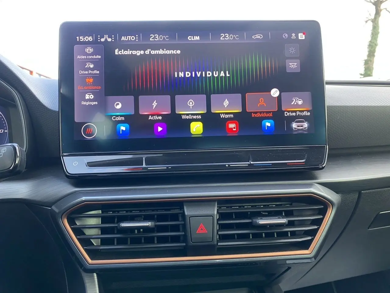 Vue rapprochée de l’écran tactile central et des aérateurs du tableau de bord intérieur noir du CUPRA Leon 2023.