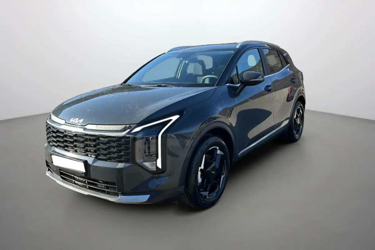 KIA Sportage 1.6 T-GDI HEV 239 gris eclipse en 3/4 avant droit avec feux LED et jantes alu 18 pouces.