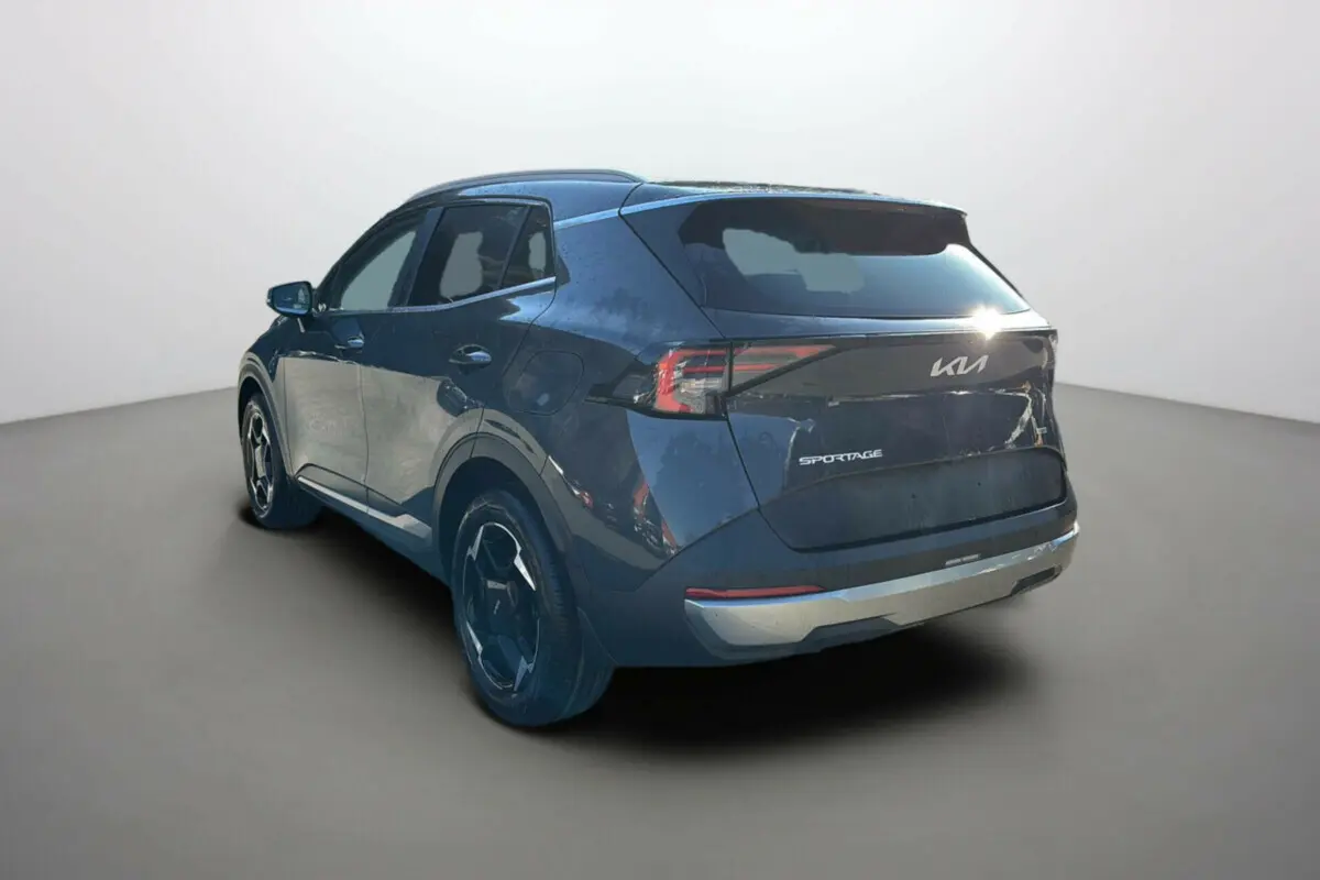Vue 3/4 arrière droite du Kia Sportage 2026 gris eclipse avec jantes alu 18 pouces et feux LED distinctifs.