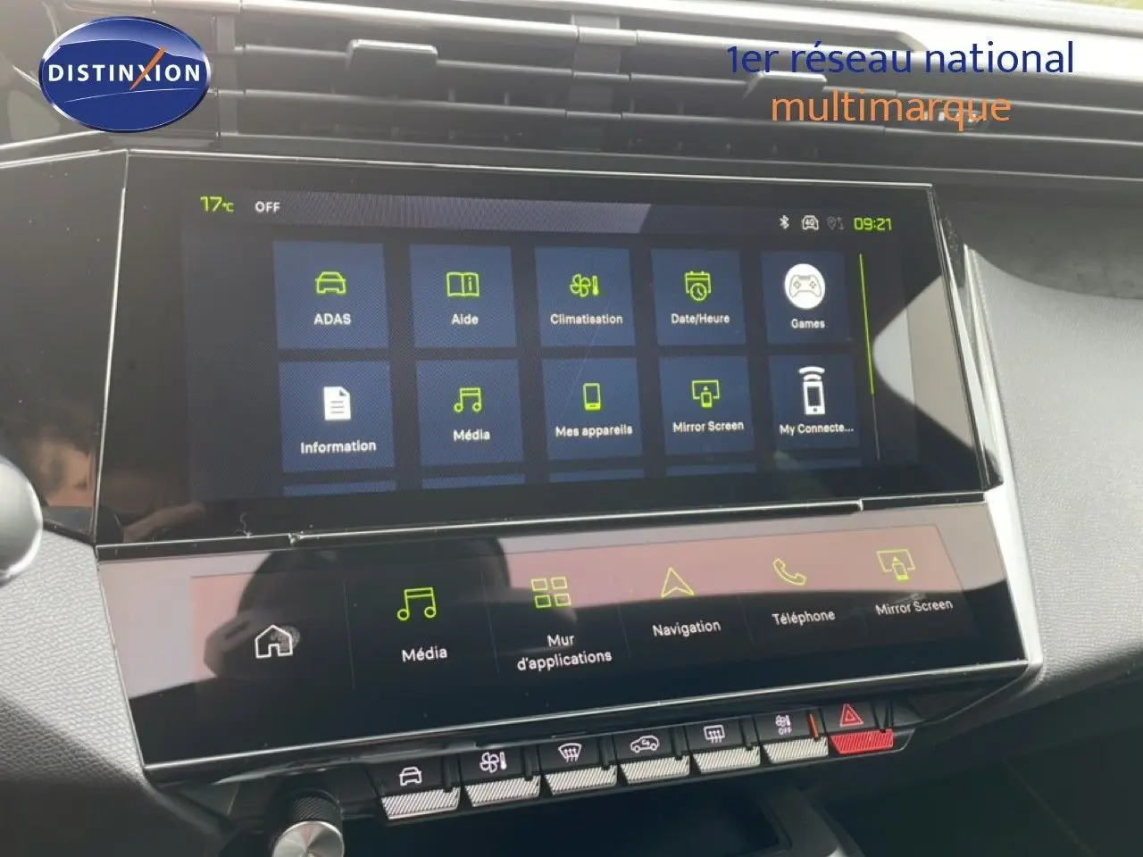 Vue rapprochée de l’écran tactile central de la Peugeot 308 gris selenium métal, affichant le menu multimédia et navigation.