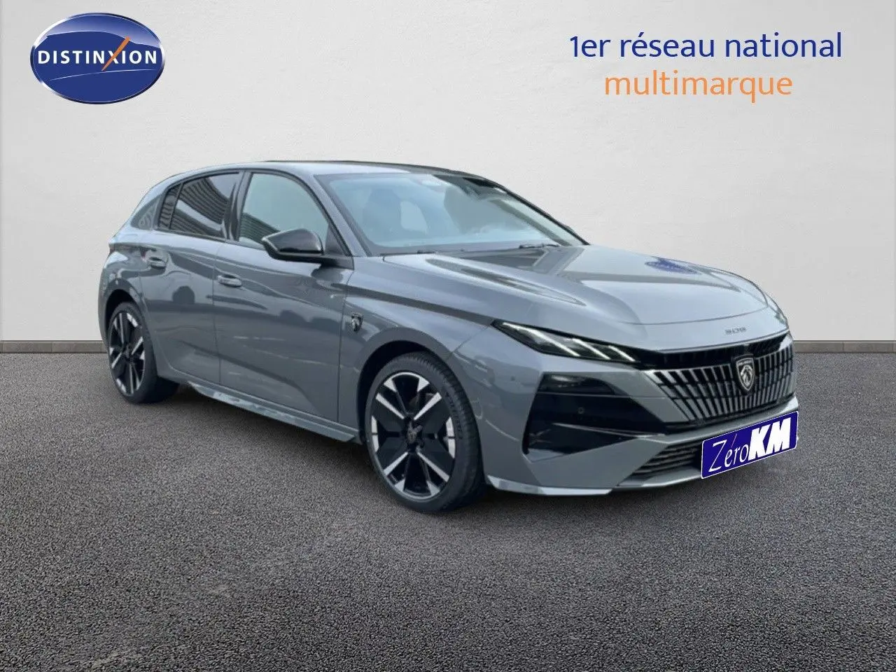 Peugeot 308 1.2 Hybrid gris selenium métal vue 3/4 avant avec calandre distinctive et jantes noires.