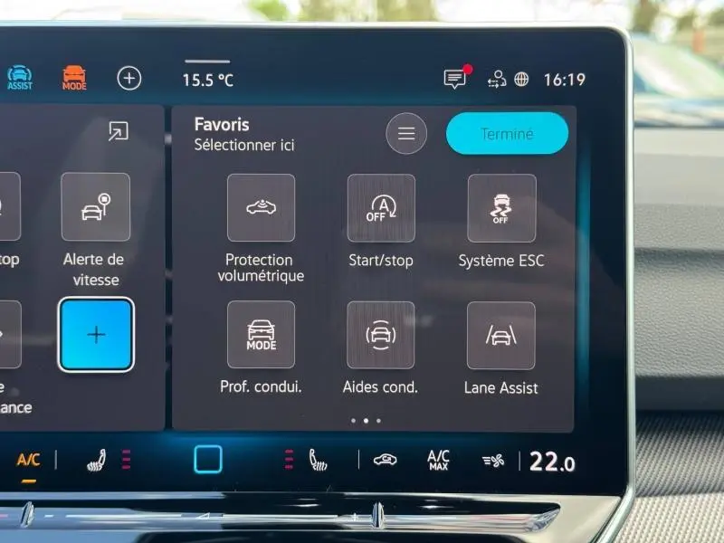 Écran tactile central de la Volkswagen Golf 1.5 eTSI R-Line 2026 affichant les réglages d'assistance à la conduite.