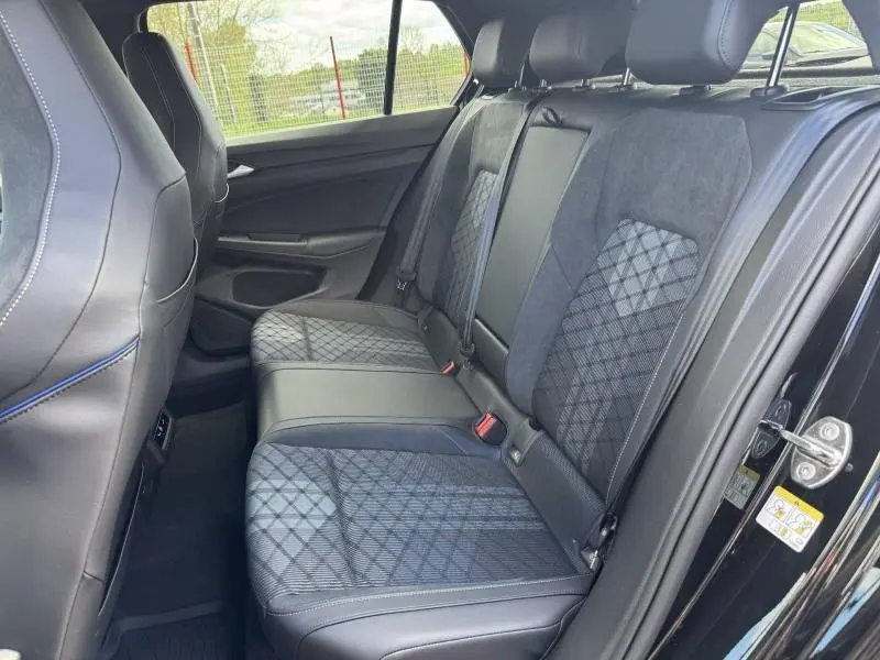 Vue côté droit de la banquette arrière en tissu et cuir noir avec motifs géométriques dans une Volkswagen Golf R-Line Edition 2026.