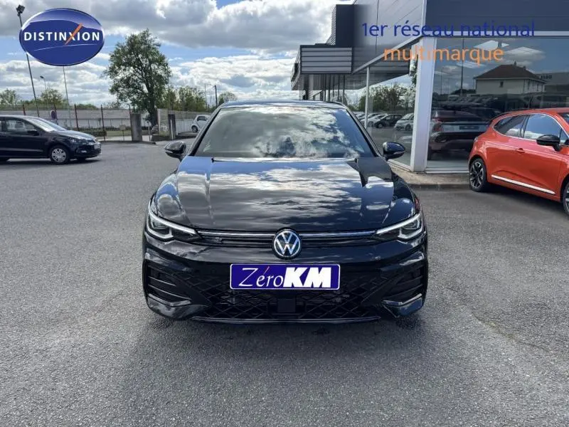 Vue avant d'une Volkswagen Golf 1.5 eTSI R-Line noire métallisée, avec calandre et phares LED distinctifs.
