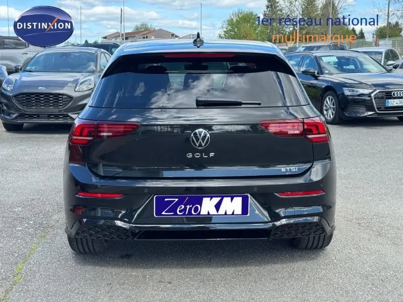 Vue arrière d'une Volkswagen Golf 1.5 eTSI EVO2 noire Grenadilla métallisée avec feux LED et logo central.