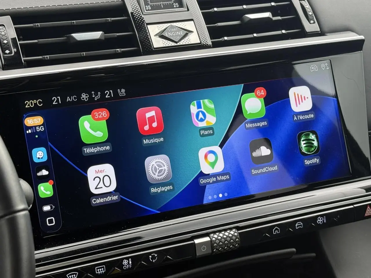 Écran tactile central du DS7 2025 en gros plan, affichant Apple CarPlay avec interface colorée et commandes intégrées.