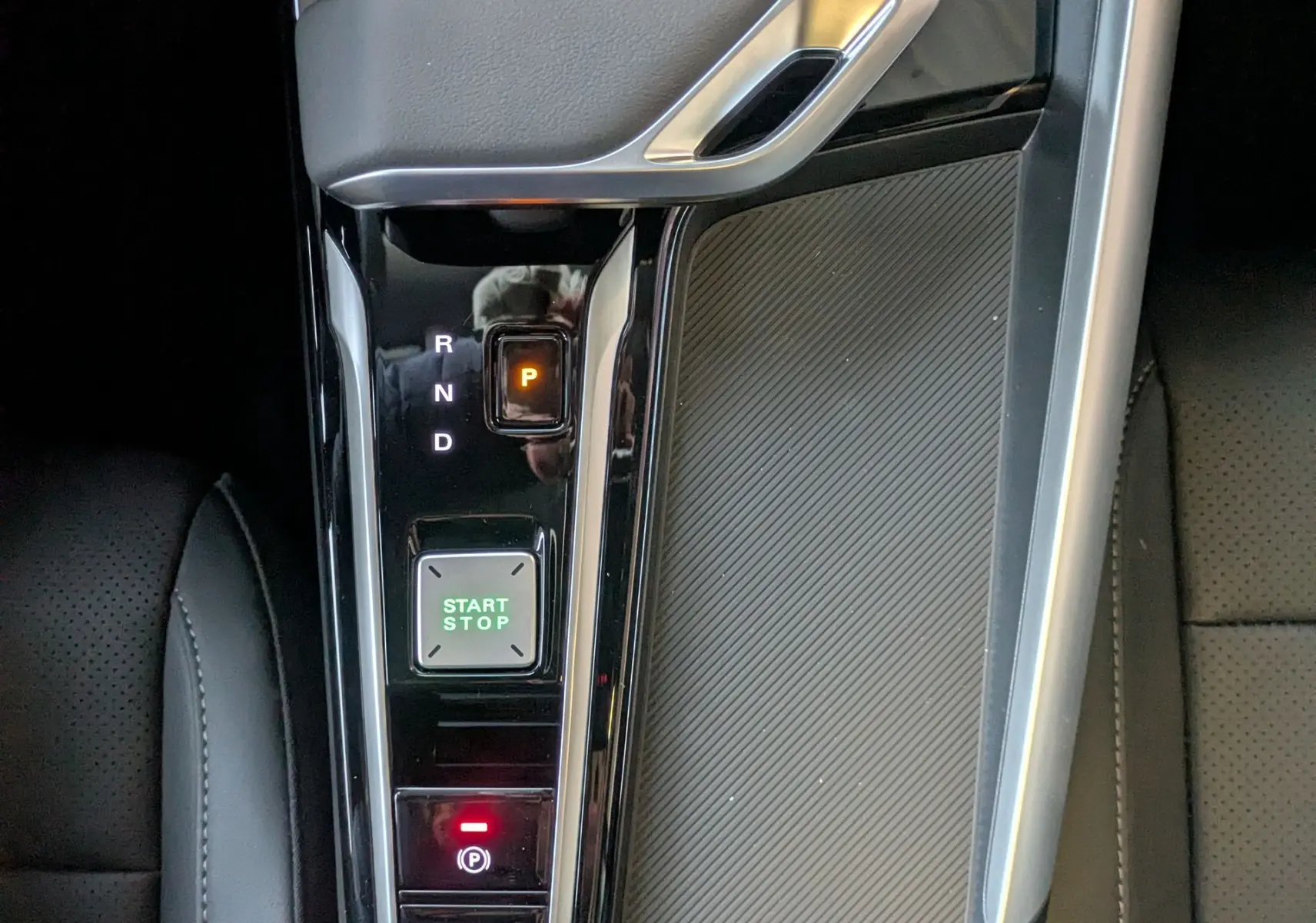 Vue plongeante sur la console centrale noire du MG ZS 2026 avec bouton start/stop et levier de vitesses automatique.
