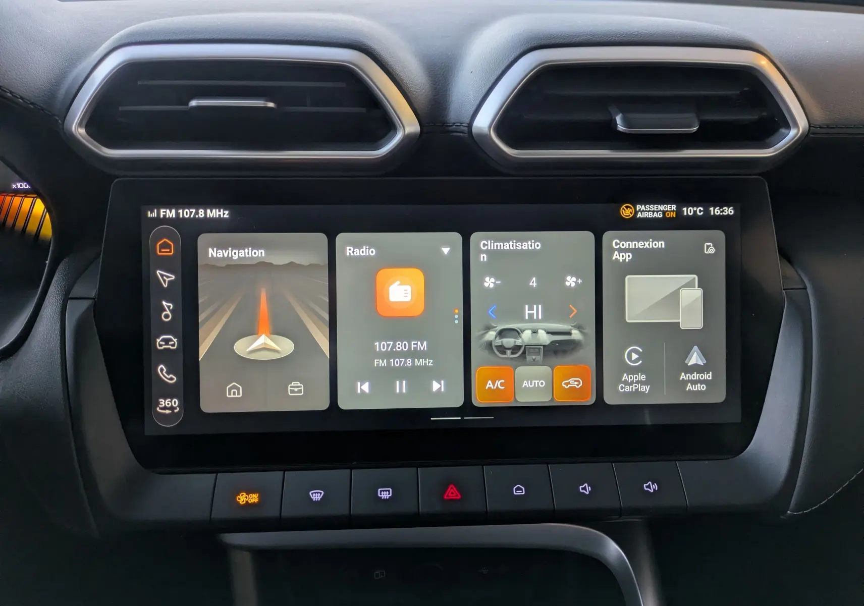 Vue rapprochée de l’écran tactile central du MG ZS 2026 noir, affichant navigation, radio et climatisation.