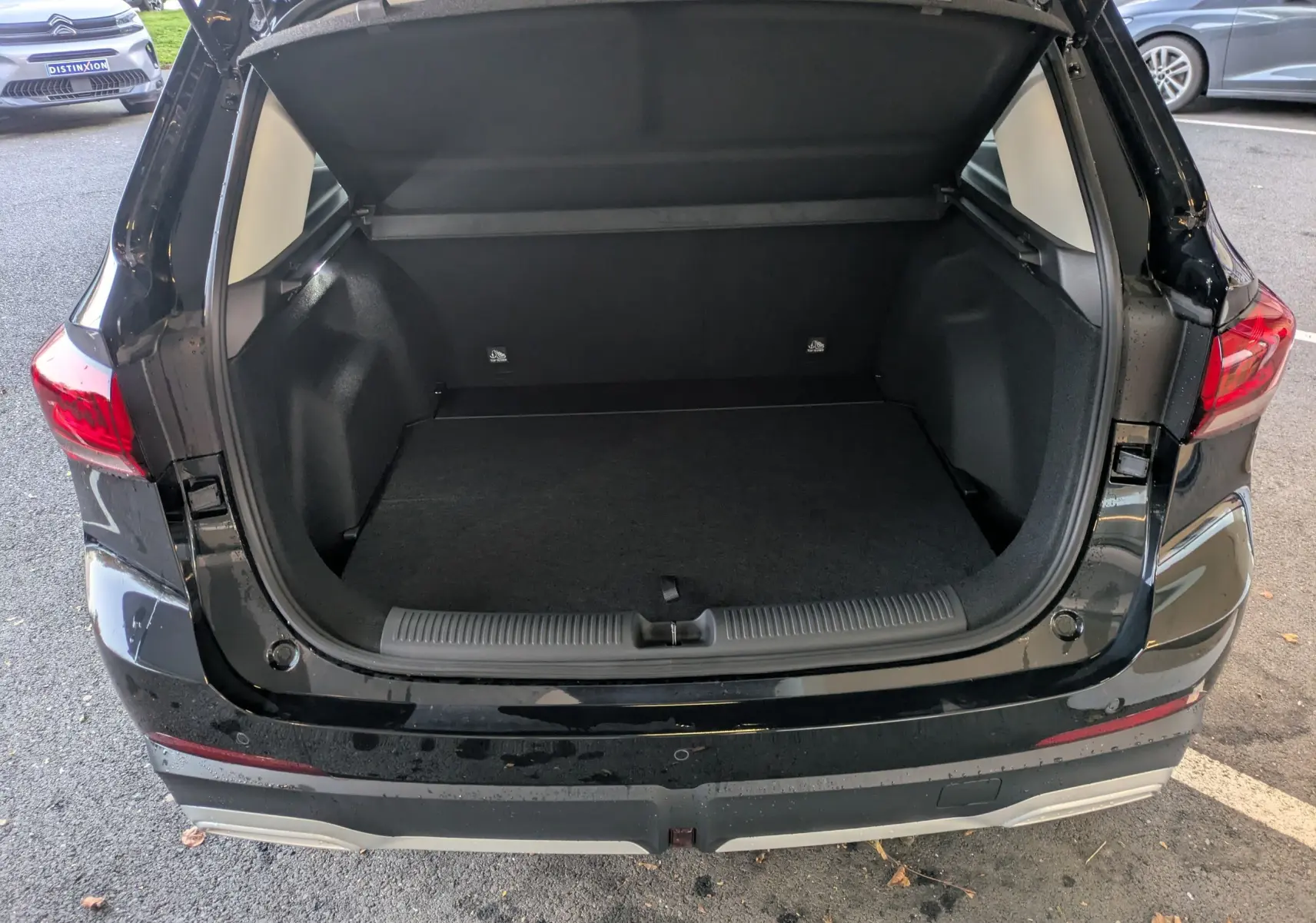 Coffre ouvert vu de l'arrière d'un MG Motor ZS noir 2026, montrant un espace de chargement spacieux et propre.