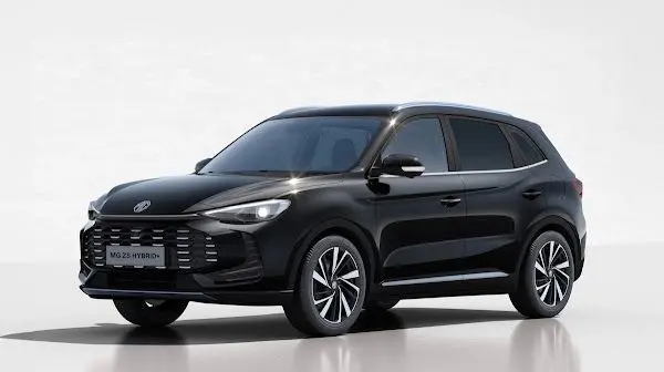 Vue 3/4 avant du MG ZS 1.5 Hybrid+ 197 Luxury en Pebble Black avec toit ouvrant et jantes bi-ton.
