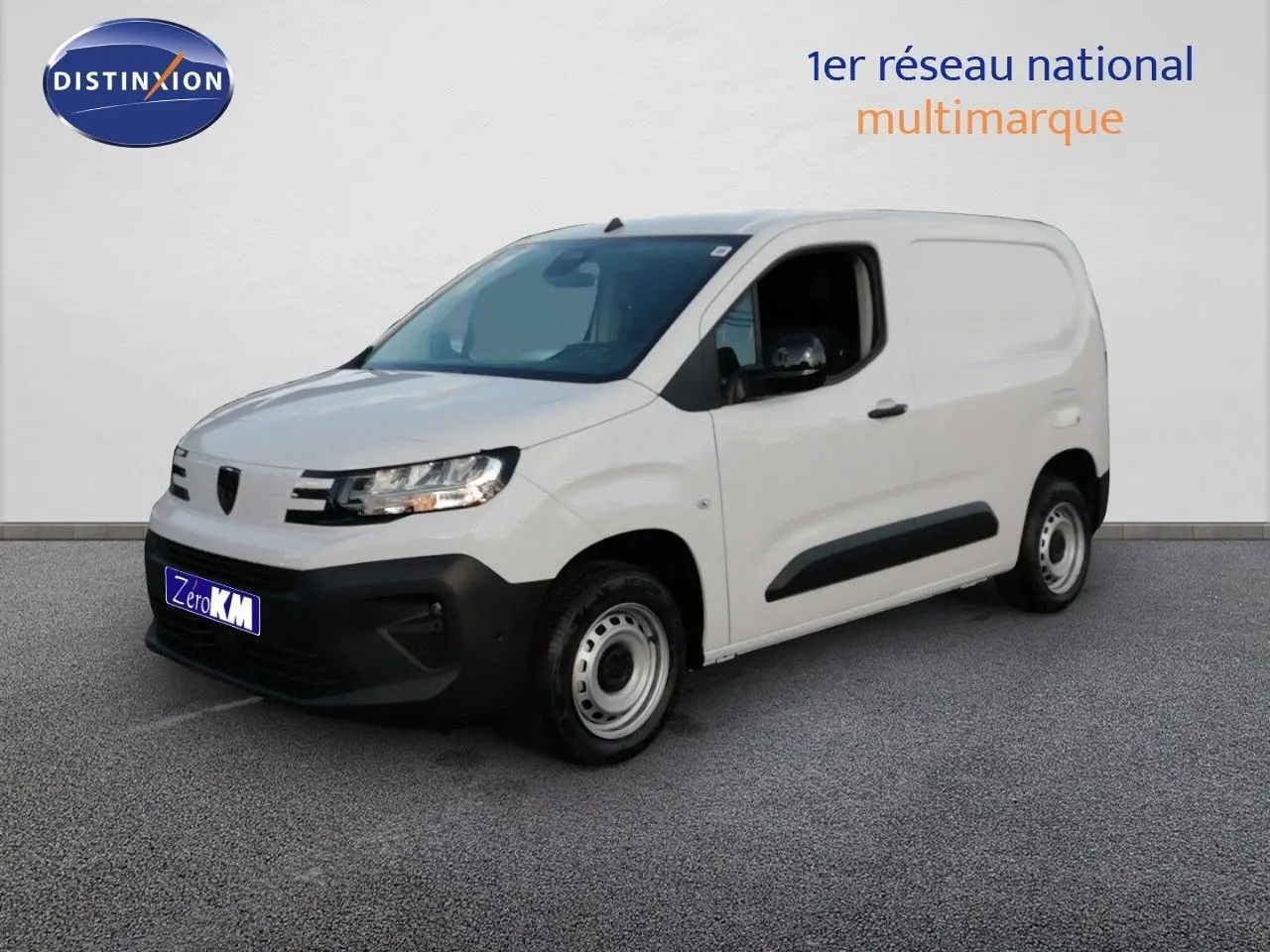 Vue 3/4 avant droit d’un utilitaire Peugeot Partner blanc Kaolin avec pare-chocs noir et jantes acier.
